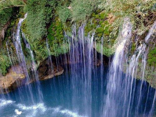 سفر به بهشت طبیعتی: آبشار آب ملخ سمیرم، جایی که زیبایی و آرامش به یکدیگر دست می‌دهند