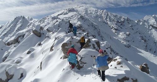 آویزان در ارتفاعات یخی: جادوی صعود به کوهستان در زمستان