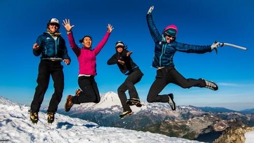 اثرات مثبت کوهنوردی بر درمان افسردگی: تجربیات، مکانیسم‌ها و راهکارها